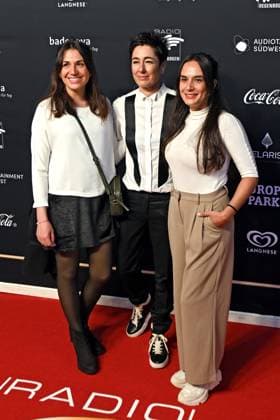 RADIO REGENBOGEN AWARD 2024. Dunja Hayali mit ihren Nichten Jana und Mona anläßlich der Verleihung des Medienpreises aus Baden-Württemberg Radio Regenbogen Award am 19.04.2024 im Europapark Rust. 20240419MWI127730