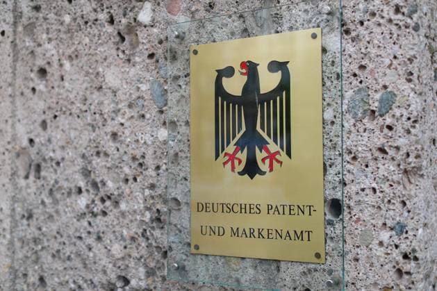 18.04.2024, München, Schild Nahaufnahme Bundesadler Amt für Patente und Marken. Markenamt und Patentamt. Behörde. Bayern Deutschland *** 18 04 2024, Munich, shield close-up Federal Eagle Office for Patents and Trademarks Trademark Office and Patent Office Authority Bavaria Germany