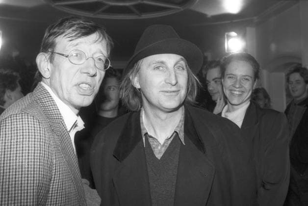 Archivbilder der Woche KW16 Hark Bohm (li.) und Otto Waalkes 11 91 pp Hark Bohm (li.) mit Otto Waalkes auf der Premiere des Films Tod im Spiegel im November 1991 Deutschland deutsch deutscher deutsche Männer Mann Filmemacher Regisseur Schauspiel Regie Produzent Autor Drehbuchautor Schauspieler Fernsehen Medien Komik Comedian Musiker Sänger Gesang Kino Spielfilm german director author musician quer halb stehend lächelnd sprechend sw *** Hark Bohm li and Otto Waalkes 11 91 pp Hark Bohm li with Otto Waalkes at the premiere of the movie Tod im Spiegel in November 1991 Germany german german men man filmmaker director actor director producer author screenwriter actor television media comedy comedian musician singer singing cinema feature film german director