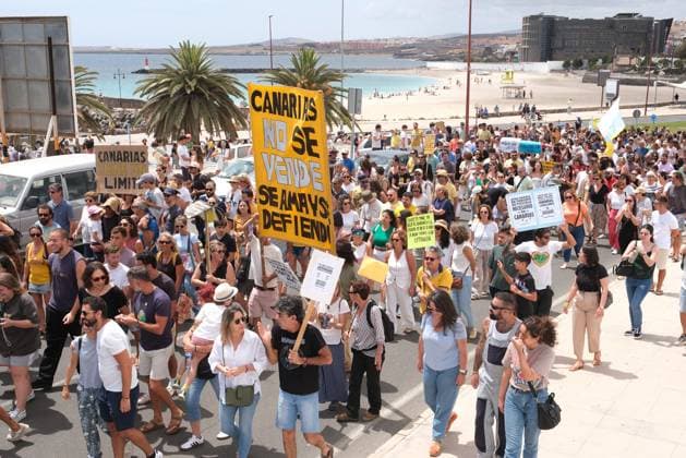 Demonstration against tourism model in Fuerteventura - Canary Islands Dozens of people protest during a demonstration against the tourism model on April 20, 2024, in Puerto del Rosario, Fuerteventura, Canary Islands (Spain). The eight Canary Islands unite today to protest against tourist overcrowding. This is the first joint demonstration in the history of the whole archipelago, is convened by twenty associations under the slogan Canary Islands has a limit . The demonstrators demand an eco-tax, a tourist moratorium and a better redistribution of income. In addition to the Canary Islands, the organization has called protests in other Spanish and European cities such as Granada, Barcelona, Madrid, Berlin and London. Photo by Europa Press ABA Copyright: xEuropaxPress ABACAx