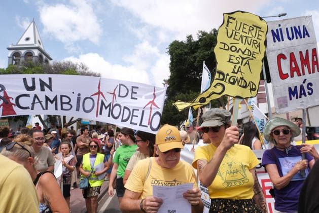 Demonstration against tourism model in Fuerteventura - Canary Islands Dozens of people protest during a demonstration against the tourism model on April 20, 2024, in Puerto del Rosario, Fuerteventura, Canary Islands (Spain). The eight Canary Islands unite today to protest against tourist overcrowding. This is the first joint demonstration in the history of the whole archipelago, is convened by twenty associations under the slogan Canary Islands has a limit . The demonstrators demand an eco-tax, a tourist moratorium and a better redistribution of income. In addition to the Canary Islands, the organization has called protests in other Spanish and European cities such as Granada, Barcelona, Madrid, Berlin and London. Photo by Europa Press ABA Copyright: xEuropaxPress ABACAx