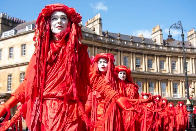 Bilder des Jahres 2024, News 04 April News Themen der Woche KW16 News Bilder des Tages April 20, 2024, Bath, United Kingdom: Red Rebels march on the street of Bath during the funeral for nature ceremony. Extinction Rebellion held a funeral for nature march across in Bath, UK. Chris Packham and Megan McCubbin (both TV presenters) joined the march along with 400 Red Rebels. Bath United Kingdom - ZUMAs197 20240420_aaa_s197_186 Copyright: xKrisztianxElekx