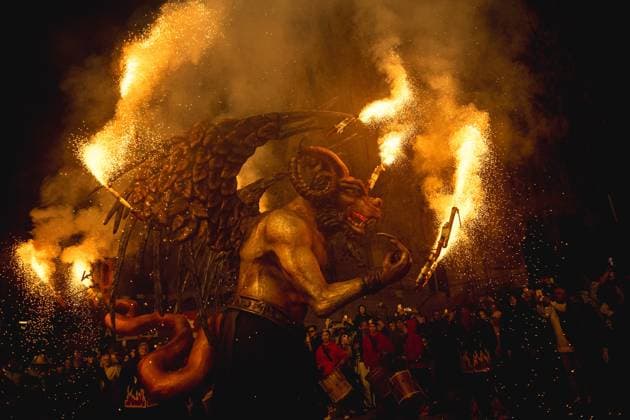 Bilder des Jahres 2024, News 04 April News Themen der Woche KW16 News Bilder des Tages April 20, 2024, Barcelona, Catalonia, Spain: Atzeries the fire beast sets of its flying sparks during the Festa Major de la Sagrada Familia Barcelona Spain - ZUMAo105 20240420_fap_o105_058 Copyright: xMatthiasxOesterlex