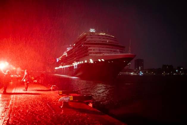 News Themen der Woche KW16 News Bilder des Tages April 21, 2024, Rotterdam, South Holland, Netherlands: On April 21, 2024, Extinction Rebellion A climate activist holds a red flare as a cruise ship approaches the Rotterdam Cruise Terminal. Activists protested and tried to block the docking of a Holland America Line cruise ship at the Rotterdam cruise terminal. Their main grievance was based on the amount of emissions released by cruise ships. Rotterdam Netherlands - ZUMAp202 20240421_zip_p202_004 Copyright: xJamesxPetermeierx