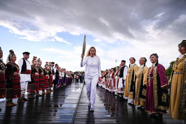 Bilder des Jahres 2024, News 04 April News Themen der Woche KW16 News Bilder des Tages April 21, 2024, Thessaloniki, Greece: Former Greek athlete Anastasia Kelesidou carries a torch with the Olympic Flame at the waterfront of Thessaloniki during a torch relay for the Paris 2024 Olympics. Thessaloniki Greece - ZUMAp191 20240421_zap_p191_005 Copyright: xGiannisxPapanikosx