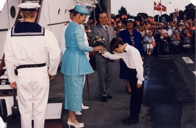 Archivbilder der Woche KW16 Naested Denmark 3rd.September 1977 H.M.The Queen Margrthe II and prince Henrik arrives and Queen greets young boy and senior citizen for annual country wide royal family tours . (Photo.Francis Joseph Dean Dean Pictures) (Not for commercial use)