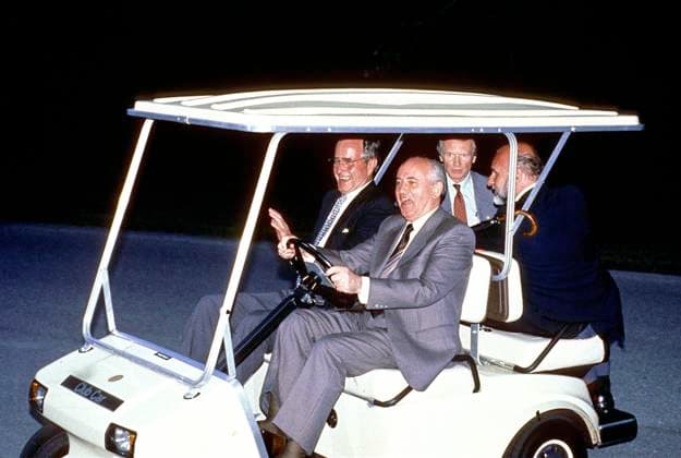 Archivbilder der Woche KW16 Gorbachev and Bush in Golf Cart Camp David, Maryland - June 2, 1990 -- FILE PHOTO.United States President George H.W. Bush shows no fear as Soviet President Gorbachev drives a golf cart for the first time at Camp David, Maryland on June 2, 1990..Photo by Ron Sachs CNP-PHOTOlink. Camp David Maryland United States of America EDITORIAL USE ONLY Copyright: xx RonxSachsx phlphotos345916
