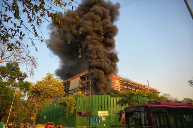 News Themen der Woche KW16 News Bilder des Tages NEW DELHI, INDIA - APRIL 21: A massive fire broke out in the ground area of an under-construction complex of the new Central Secretariat, on April 21, 2024 in New Delhi, India. The facility is being built under the Union government s ambitious Central Vista project. (Photo by Vipin Kumar Hindustan Times ) Massive Fire At Under Construction Complex Of New Central Secretariat In Delhi