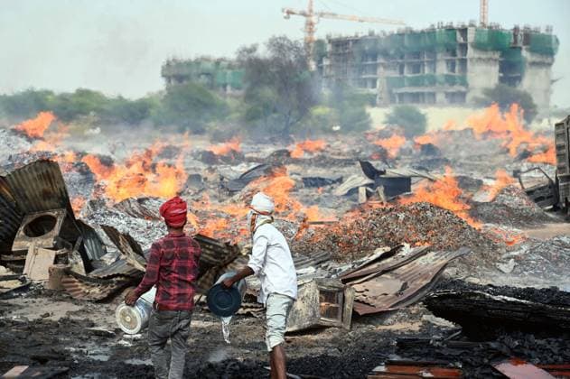 News Themen der Woche KW16 News Bilder des Tages GURUGRAM, INDIA - APRIL 21: A massive fire broke out in a wooden material godown in Bajghera village near Dwarka expressway, fire department official said that no one was injured in this incident, on April 21, 2024 in Gurugram, India. (Photo by Parveen Kumar Hindustan Times ) Massive Fire Breaks Out in Wooden Material Godown In Bajghera Village Near Dwarka Expressway