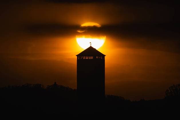 Sonnenuntergang Die Sonne geht unter hinter dem Wasserturm in Weißkirchen, einem Stadtteil von Oberursel, bei Frankfurt am Main. Weißkirchen (Oberursel) bei Fra Hessen Deutschland *** Sunset The sun sets behind the water tower in Weißkirchen, a district of Oberursel, near Frankfurt am Main Weißkirchen Oberursel near Fra Hessen Germany 2024-04-21_weisskirchen_wasserturm_sonnenuntergang_01