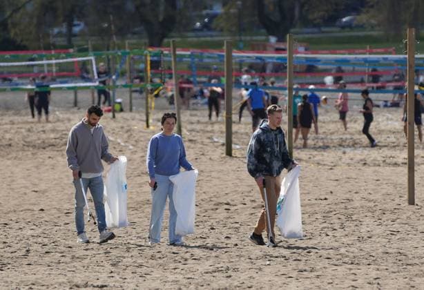 (240422) -- VANCOUVER, April 22, 2024 -- Volunteers clean up the beach to mark the upcoming Earth Day in Vancouver, British Columbia, April 21, 2024. (Photo by Xinhua) CANADA-VANCOUVER-EARTH DAY-BEACH CLEANUP LiangxSen 