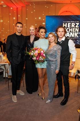 Gala - Felix Burda Award Diego Pooth, Franziska Knuppe, Verona Pooth, Tina Ruland und Jahvis Rahmoune bei der Felix Burda Award Gala im Hotel Adlon Kempinskil am 21.04.2024 in Berlin. Copyright: xEventpressxKochanx