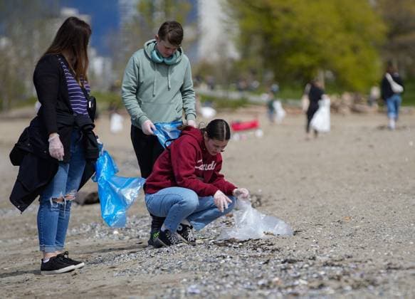 (240422) -- VANCOUVER, April 22, 2024 -- Volunteers clean up the beach to mark the upcoming Earth Day in Vancouver, British Columbia, April 21, 2024. (Photo by Xinhua) CANADA-VANCOUVER-EARTH DAY-BEACH CLEANUP LiangxSen 