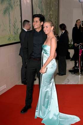Carolin Henseler mit Begleitung bei der 19. Verleihung des Felix Burda Award 2024 im Hotel Adlon Kempinski. Berlin, 21.04.2024