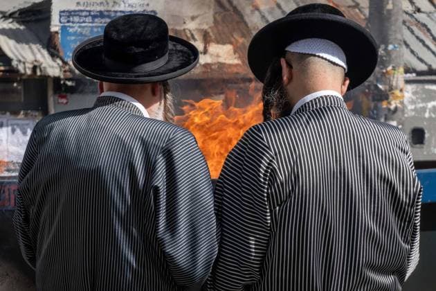 Bilder des Jahres 2024, News 04 April News Themen der Woche KW17 News Bilder des Tages Israel, Auftakt zu Pessach Fest in Jerusalem April 22, 2024, Jerusalem, Israel: Ultra Orthodox Jews burn scraps of bread, leavened goods and items made of yeast in the ceremonial biur chametz, burning of leavened bread, meant to cleanse the country during Passover, which begins this afternoon at sunset. Jerusalem Israel - ZUMAa126 20240422_zap_a126_004 Copyright: xNirxAlonx