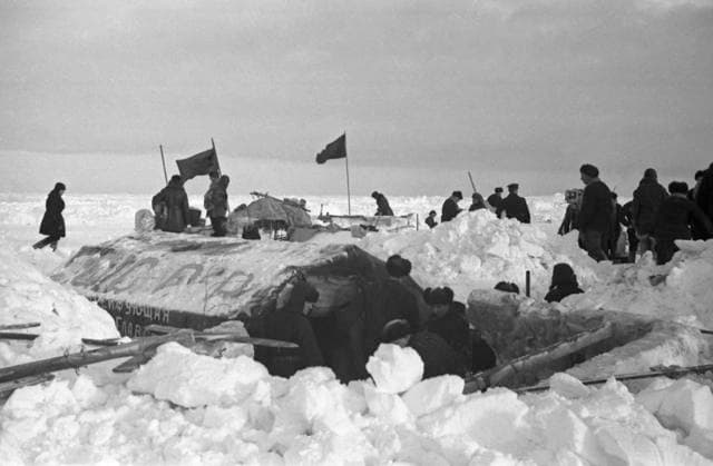 Archivbilder der Woche KW17 Rescue operation to evacuate members of North Pole 1 expedition 8666926 20.02.1938 The North Pole 1 Soviet drifting scientific research station became the first such station in history. Members of an expedition headed by Ivan Papanin worked there for 274 days. In late January 1938, the ice-floe accommodating the research team started dwindling steadily, and rescue teams flew to the rescue. This photo shows rescue workers removing members of Ivan Papanin s research team from the disintegrated ice-floe. Khalip Russia  Copyright: xKhalipx