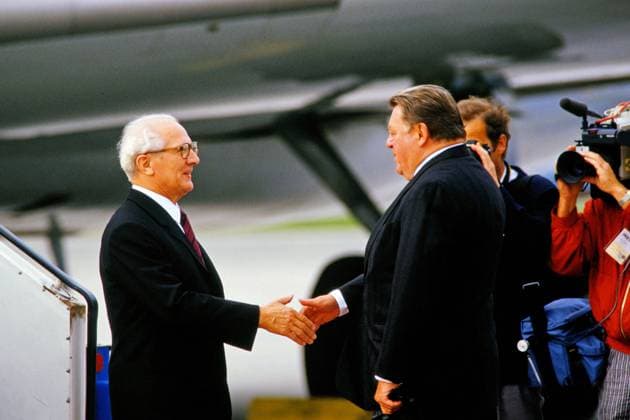 Archivbilder der Woche KW17 Franz Josef Strauß begrüßt Erich Honecker am Flughafen in München Erich Honecker besucht Franz Josef Strauß in München ARCHIV FOTO, München Bayern Deutschland *** Franz Josef Strauss welcomes Erich Honecker on Airport in Munich Erich Honecker visits Franz Josef Strauss in Munich Archive PHOTO, Munich Bavaria Germany
