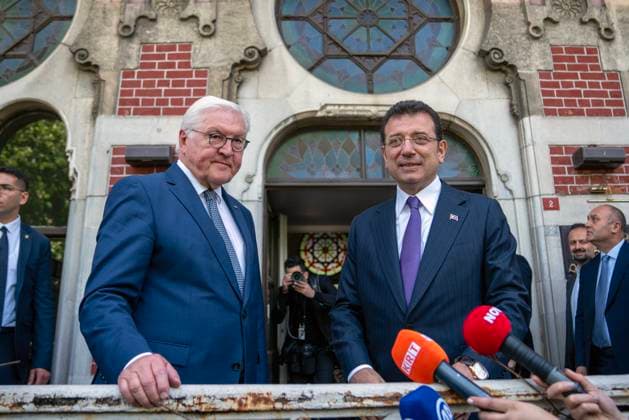 News Themen der Woche KW17 News Bilder des Tages April 22, 2024, Fatih, Istanbul, Turkey: German President Frank-Walter Steinmeier is poses with Istanbul Metropolitan Municipality Mayor Ekrem Imamoglu at the exhibition at Istanbul Sirkeci Train Station. Fatih Turkey - ZUMAu194 20240422_zip_u194_003 Copyright: xTolgaxUluturkx