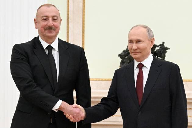 News Themen der Woche KW17 News Bilder des Tages RUSSIA, MOSCOW - APRIL 22, 2024: Azerbaijan s President Ilham Aliyev (L) and his Russian counterpart Vladimir Putin shake hands during a meeting at the Moscow Kremlin. Pavel Bednyakov POOL TASS  69339373
