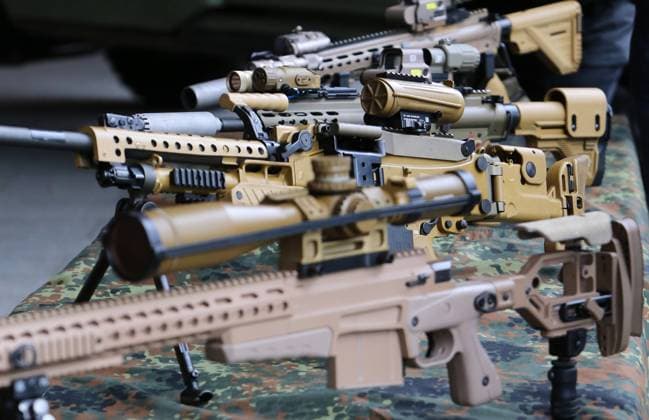 Eine Auswahl von Waffen und Ausrüstung des Kommando Spezialkräfte (KSK) zur Darstellung für den Bundeskanzler. Vorne: Das Scharfschützengewehr G22 von Accuracy International Ldt. , nach oben: Maschinengewehr MG5, Sturmgewehre G95K. Bundeskanzler Olaf Scholz besucht das Kommando Spezialkräfte (KSK) am 05. März 2024 in Calw. Calw Baden-Württemberg Deutschland *** A selection of weapons and equipment of the Special Forces Command KSK for presentation to the Federal Chancellor Front The sniper rifle G22 from Accuracy International Ldt , top Machine gun MG5, assault rifles G95K Federal Chancellor Olaf Scholz visits the Special Forces Command KSK on March 05, 2024 in Calw Calw Baden Württemberg Germany