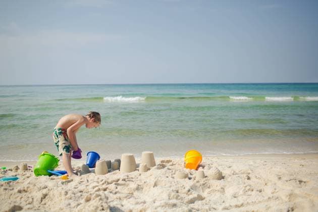 Child building sandcastles with colorful beach toys Panama City Beach, Florida, United States R_RCYA240421-1401488-01 ,model released, Symbolfoto