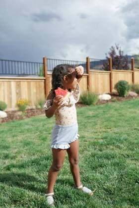 IMAGO Creative, Jahreszeit Sommer, Hitze Toddler Girl Backyard Summer with Watermelon Verdi, Nevada, United States R_SADR240418-1358492-01 ,model released, Symbolfoto