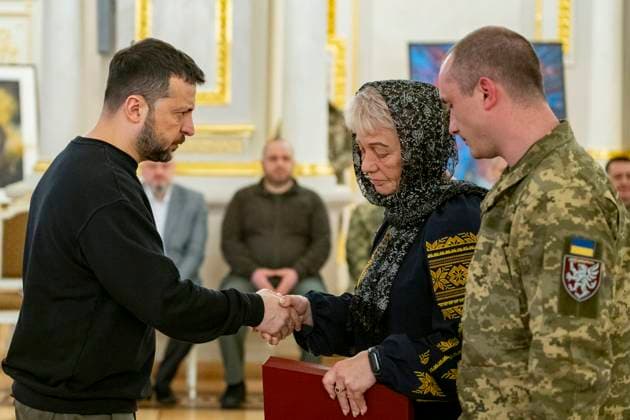 News Themen der Woche KW17 News Bilder des Tages April 22, 2024, Kyiv, Kiev Oblast, Ukraine: Ukrainian President Volodymyr Zelenskyy, left, presents the family of a military hero with the Golden Star Order during a ceremony at the Awards Hall of the Mariinsky Palace, April 22, 2024, in Kyiv, Ukraine. Kyiv Ukraine - ZUMAp138 20240422_zaa_p138_027 Copyright: xUkrainexPresidency UkrainianxPrex