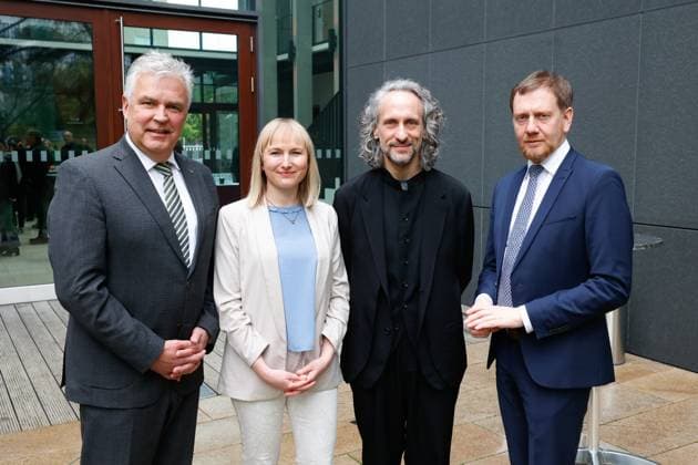 News Themen der Woche KW17 News Bilder des Tages Klaus Freytag, Maria Schulz, Geschäftsführerin Lausitz Festival, Prof. Daniel Kühnel, Intendant Lausitz Festival und Michael Kretschmer bei der Pk zur Vorstellung des Programms des Lausitz-Festivals 2024. Das diesjährige Festival findet vom 24. August bis 14. September 2024 in Brandenburg und Sachsen statt. Landesvertretung Brandenburg am 22.04.23 in Berlin. Lausitz Festival PK in Berlin *** Klaus Freytag, Maria Schulz, Managing Director of the Lausitz Festival, Prof Daniel Kühnel, Director of the Lausitz Festival and Michael Kretschmer at the presentation of the program of the Lausitz Festival 2024 This years festival will take place from 24 August to 14 September 2024 in Brandenburg and Saxony Brandenburg State Representation on 22 04