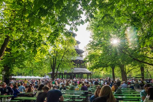 IMAGO Creative, Lifestyle, Frühling in der Stadt beer garden at Chinese Tower, blossoming chestnut trees, park Englischer Garten München, Munich Oberbayern, Upper Bavaria Bayern, Bavaria Germany