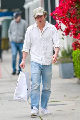 Entertainment Themen der Woche KW17 Entertainment Bilder des Tages Jeremy Allen White is seen in Los Angeles, California Featuring: Jeremy Allen White Where: Los Angeles, California, United States When: 22 Apr 2024 Credit: PG BauerGriffin INSTARimages EDITORIAL USE ONLY. NOT FOR USE BY NEWSPAPERS BASED IN THE UK. Copyright: xx instar53669566