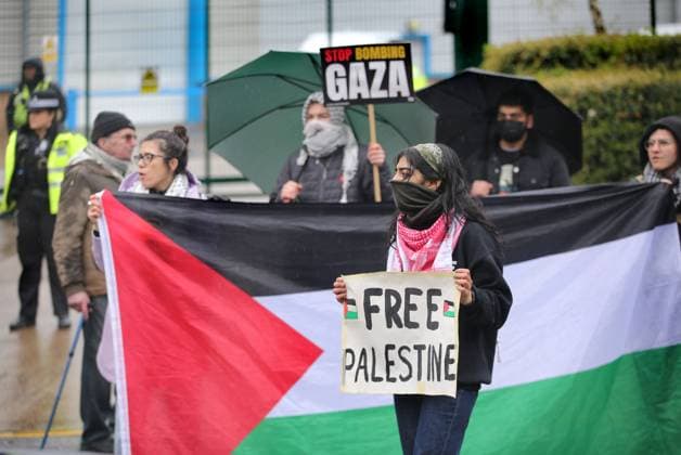 News Themen der Woche KW17 News Bilder des Tages April 22, 2024, Leicester, United Kingdom: Protesters gather behind a huge Palestinian flag, one holds a sign saying ˜Free Palestine™ during the demonstration outside Israeli arms company, Elbit Systems. Protesters gather outside the gates of Elbit System™s factory in Leicester to let the workers know what they think of the Israeli arms company and their role in oppressing Palestinians in Gaza and elsewhere. 85 percent of the Israeli drone fleet is supplied by Elbit Systems and protesters want their seven remaining businesses closed in the UK. Leicester United Kingdom - ZUMA 20240422_mda_mp3_020 Copyright: xMartinxPopex