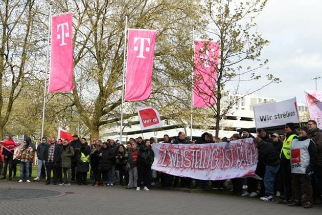 Streik von Beschäftigten und Auszubildenden und dual Studierenden bei der Deutschen Telekom vor der Hamburg-Zentrale des Unternehmens am Überseering 2 in der City Nord. Aufgerufen dazu hatte die Vereinte Dienstleistungsgewerkschaft. Ver.di fordert eine Entgeltsteigerung von zwölf Prozent, mindestens aber um 400 Euro pro Monat, bei einer Laufzeit des Tarifvertrags von zwölf Monaten. Die Ausbildungsvergütungen sowie die Entgelte der dual Studierenden sollen um monatlich 185 Euro erhöht werden. Winterhude Hamburg *** Strike by employees, trainees and dual students at Deutsche Telekom in front of the companys Hamburg headquarters at Überseering 2 in City Nord Called by the United Services Union Ver di, the strike demands a pay rise of t