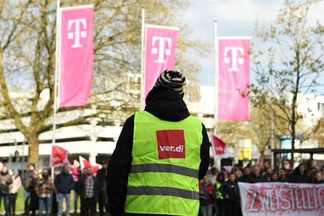 Streik von Beschäftigten und Auszubildenden und dual Studierenden bei der Deutschen Telekom vor der Hamburg-Zentrale des Unternehmens am Überseering 2 in der City Nord. Aufgerufen dazu hatte die Vereinte Dienstleistungsgewerkschaft. Ver.di fordert eine Entgeltsteigerung von zwölf Prozent, mindestens aber um 400 Euro pro Monat, bei einer Laufzeit des Tarifvertrags von zwölf Monaten. Die Ausbildungsvergütungen sowie die Entgelte der dual Studierenden sollen um monatlich 185 Euro erhöht werden. Winterhude Hamburg *** Strike by employees, trainees and dual students at Deutsche Telekom in front of the companys Hamburg headquarters at Überseering 2 in City Nord Called by the United Services Union Ver di, the strike demands a pay rise of t
