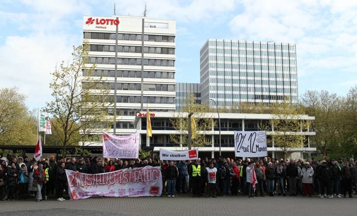 Streik von Beschäftigten und Auszubildenden und dual Studierenden bei der Deutschen Telekom vor der Hamburg-Zentrale des Unternehmens am Überseering 2 in der City Nord. Aufgerufen dazu hatte die Vereinte Dienstleistungsgewerkschaft. Ver.di fordert eine Entgeltsteigerung von zwölf Prozent, mindestens aber um 400 Euro pro Monat, bei einer Laufzeit des Tarifvertrags von zwölf Monaten. Die Ausbildungsvergütungen sowie die Entgelte der dual Studierenden sollen um monatlich 185 Euro erhöht werden. Winterhude Hamburg *** Strike by employees, trainees and dual students at Deutsche Telekom in front of the companys Hamburg headquarters at Überseering 2 in City Nord Called by the United Services Union Ver di, the strike demands a pay rise of t