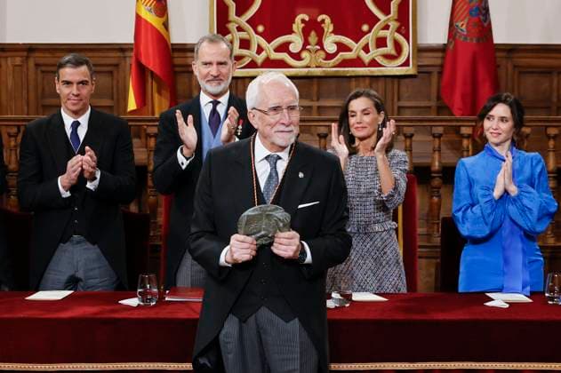 Bilder des Jahres 2024, Entertainment 04 April Entertainment Themen der Woche KW17 Entertainment Bilder des Tages Spain s King Felipe VI (2l), Queen Letizia (2R), Prime Minister Pero Sanchez (L) and Madrid s regional President, Isabel Diaz Ayuso (R), applaud as writer Luis Mateo Diez (C) receives the 2023 Cervantes Award during the awarding ceremony held in Alcala de Henares, Madrid, Spain, 23 April 2024. Spanish writer Luis Mateo Diez has been awarded with the 2023 Cervantes Award. 2023 Cervantes Award !ACHTUNG: NUR REDAKTIONELLE NUTZUNG!  Copyright: xBallesterosx GRAF5464 20240423-55013401034_1