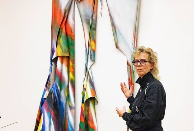 Bilder des Jahres 2024, Entertainment 04 April Entertainment Themen der Woche KW17 Entertainment Bilder des Tages Vorbesichtigung der Sonderausstellung Studio Paintings der Malerin Katharina Grosse am 23.04.2024 im Kunstmuseum Bonn. (Foto: Katharina Grosse neben ihrem Werk aus 2023, Acryl auf Leinwand) In der Ausstellung sind ab 25. April ueberwiegend grossformatige Gemaelde auf Leinwand zu sehen, die seit den spaeten 1980er Jahren bis heute in Grosses Atelier entstanden. Bis 22. September veranschaulicht die Ausstellung, wie Grosse die konventionellen Beziehungen von Vordergrund und Hintergrund, Oberflaeche und Untergrund unterlaeuft und neue Vorstellungswelten eroeffnet. Grosse ist besonders fuer ihre Spray-Arbeiten bekannt. (Siehe epd-Meldung vom 23.04.2024) EDITORIAL USE ONLY *** Preview of the special exhibition Studio Paintings by the painter Copyright: epd-bild MeikexBoeschemeyer EPD Grosse Kunstmuseum_-4