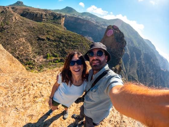  Selfie of a couple at the Roque Palmes viewpoint near Roque Nublo in Gran Canaria, Canary Islands *** Selfie of a COUPLE AT The Roque Palmes Viewpoint Near Roque Nublo in Gran Canaria, Canary Islands Copyright: imageBROKER/UnaixHuizi ibxuhu10480099.jpg ,model released, Symbolfoto ,property released