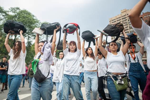 Bilder des Jahres 2024, News 04 April News Themen der Woche KW17 News Bilder des Tages Argentinien, landesweiter Protest gegen geplante Einsparungen im Bildungssektor April 23, 2024, Cordoba Capital, Cordoba, ARGENTINA: Professors, students and graduates marched in Cordoba and throughout the country to show their support and defend public education in response to budget cuts to public universities. It is the largest protest to date against President Javier Milei s painful austerity measures. Cordoba Capital ARGENTINA - ZUMAb196 20240423_zip_b196_031 Copyright: xDanielxBustosx