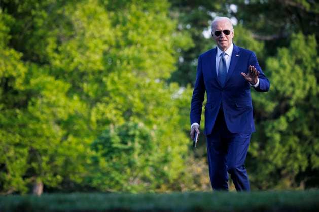 News Themen der Woche KW17 News Bilder des Tages Biden Returns To The White House - Washington US President Joe Biden walks on the South Lawn of the White House after arriving on Marine One in Washington, DC, US, on Tuesday, April 23, 2024. The White House is set to announce $1 billion in fresh military aid for Ukraine including 155mm artillery shells and air-defense munitions, two administration officials said, as the US looks to act quickly once a long-delayed supplemental funding request becomes law. Photo by Ting Shen Pool ABACAPRESS.COM Washington DC United States  Copyright: xPool ABACAx