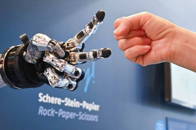 Bilder des Jahres 2024, News 04 April News Themen der Woche KW17 News Bilder des Tages (240423) -- HANNOVER (GERMANY), April 23, 2024 -- A visitor plays rock paper scissors with an intelligent robot at Hannover Messe in Hannover, Germany, on April 23, 2024. Hannover Messe 2024, Germany s leading industrial trade fair, kicked off on Monday with a clear emphasis on carbon-neutral production and hydrogen fuel cells. ) GERMANY-HANNOVER-HANNOVER MESSE RenxPengfei 