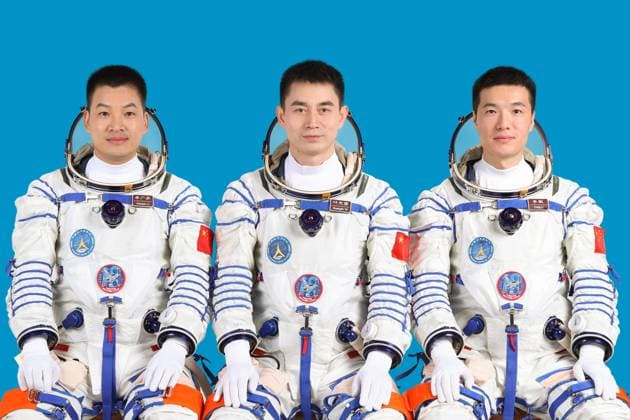 Bilder des Jahres 2024, News 04 April News Themen der Woche KW17 News Bilder des Tages (240424) -- JIUQUAN, April 24, 2024 -- This undated photo shows Chinese astronauts Ye Guangfu (C), Li Cong (R) and Li Guangsu who will carry out the Shenzhou-18 spaceflight mission. Chinese astronauts Ye Guangfu, Li Cong and Li Guangsu will carry out the Shenzhou-18 crewed spaceflight mission, and Ye will be the commander, the China Manned Space Agency announced at a press conference on Wednesday. (EyesonSci) CHINA-SHENZHOU-18-CREW (CN) LiuxFang 