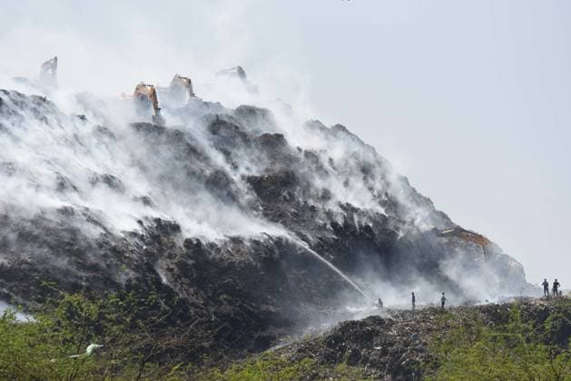 News Themen der Woche KW17 Indien, Feuer auf Mülldeponie in Gurugram GURUGRAM, INDIA - APRIL 23: Smoke billowing from a fire that broke out at the waste treatment plant at Gurugram-Faridabad road near Bandhwari Village on April 23, 2024 in Gurugram, India. (Photo by Parveen Kumar Hindustan Times) Fire At the Bandhwari Village Waste Treatment Plant In Gurugram