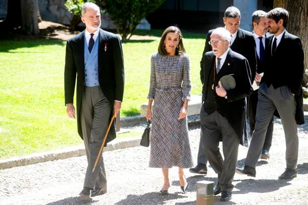 König Felipe VI. von Spanien, Königin Letizia von Spanien und Luis Mateo Diez bei der Verleihung des Premio Miguel de Cervantes für Literatur an Luis Mateo Diez in der Universidad de Alcala. Alcala de Henares, 23.04.2024