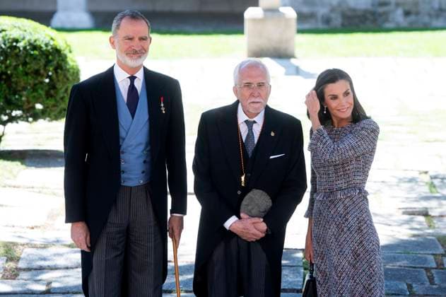 König Felipe VI. von Spanien, Königin Letizia von Spanien und Luis Mateo Diez bei der Verleihung des Premio Miguel de Cervantes für Literatur an Luis Mateo Diez in der Universidad de Alcala. Alcala de Henares, 23.04.2024