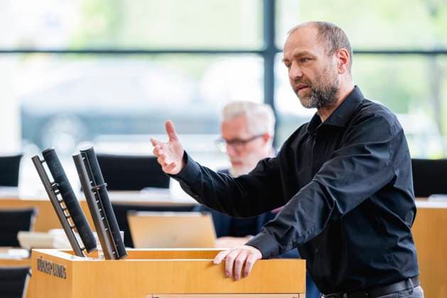 132. PLENARSITZUNG IM THÜRINGER LANDTAG 24 04 2024 - Erfurt: Dr. Falk Thomas Hartung (SPD) spricht zum Tagesordnungspunkt ãThüringer Coronamaßnahmen-UnrechtsbereinigungsgesetzÒ. Die 132. Plenarsitzung des Thüringer Landtags am 24. April 2024. _________________ *** 132 PLENARY SESSION IN THE THURINGIAN STATE PARLIAMENT 24 04 2024 Erfurt Dr Falk Thomas Hartung SPD speaks on the agenda item ÒThuringian Corona Measures Injustice Adjustment ActÓ The 132 plenary session of the Thuringian State Parliament on 24 April 2024