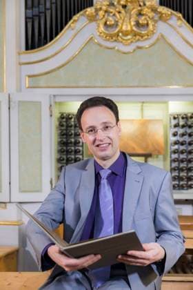 Samuel Kummer Der ehemalig Frauenkirchorganist Samuel Kummer. Nach Streitigkeiten mit seinem Arbeitgeber wurde ihm seitens der Frauenkirche gekündigt. Ein Versuch dagegen vor Gericht vorzugehen, hatte keinen Erfolg. Am 23.04.2024 brach der Musiker plötzlich zumamen und verstarb. Dresden Sachsen Deutschland *** Samuel Kummer The former Frauenkirche organist Samuel Kummer was dismissed by the Frauenkirche after disputes with his employer An attempt to take legal action against this was unsuccessful On 23 April 2024, the musician suddenly collapsed and died Dresden Saxony Germany