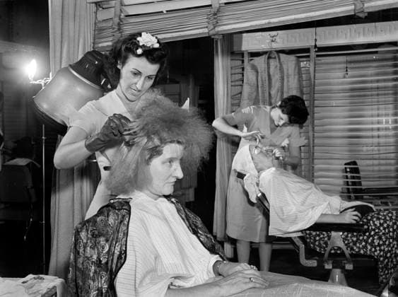 Woman getting her hair dyed, Francois de Paris Hair Salon, Eighth Street, New York City, New York, USA, Marjory Collins, U.S. Office of War Information, September 1942  Copyright: xCircaxImagesx ghi-circa12467