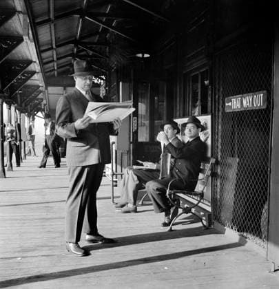 Morning commuters waiting for the Third Avenue elevated train, New York City, New York, USA, Marjory Collins, U.S. Office of War Information,  Copyright: xCircaxImagesx ghi-circa12474