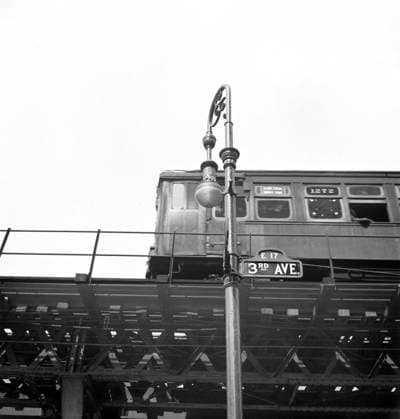 Low angle view of elevated subway train, 3rd Avenue and 17th Street, Manhattan, New York City, New York, USA, Marjory Collins, U.S. Office of War Information, September 1942  Copyright: xCircaxImagesx ghi-circa12475
