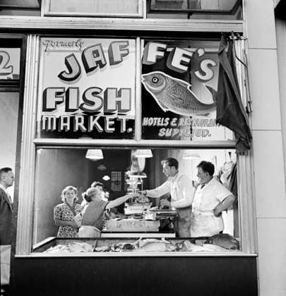Customers at Jaffe s Fish Market in Jewish neighborhood, New York City, New York, USA, Marjory Collins, U.S. Office of War Information, August 1942  Copyright: xCircaxImagesx ghi-circa12494